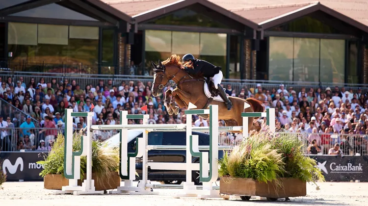 En selle sur Rain Man, Iván Serrano Sáez remporte le Grand Prix CSI 4 de La Corogne.