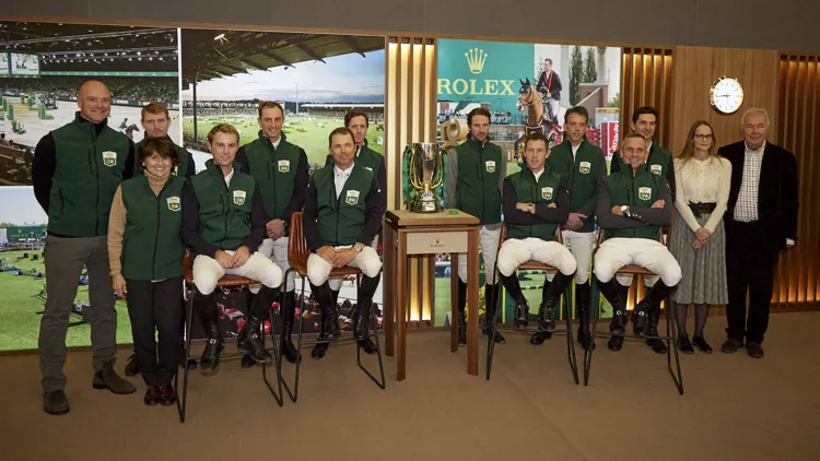 Van links naar rechts François Mathy Jr (IJRC-president), Eleonora Ottaviani (IJRC-directeur), Daniel Coyle (IRL), Gilles Thomas (BEL), Richard Vogel (GER), Kent Farrington (USA), Ben Maher (GBR), Christian Kukuk (GER), Scott Brash (GBR), Harrie Smolders (NED), Julien Epaillard (FRA) en Steve Guerdat (SUI), Sophie Mottu Morel (algemeen directeur CHI de Genève) en Alban Poudret (sportdirecteur CHI de Genève).