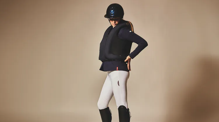 Helite lance le Feel’In, un gilet airbag à porter par-dessus la veste, plus confortable et plus élégant que les modèles précédents, qui offre la même protection du torse et du dos, existe en tailles enfant et adulte et est vendu à partir de 595 euros.