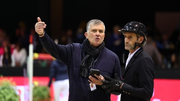 Ici aux côtés de Cédric Hurel, lauréat du Grand Prix dominical, Édouard Coupérie a pris ses fonctions au CSI 5*-W de Bordeaux. 