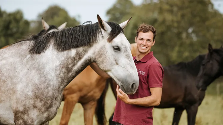 Fondateur du haras du Bois de Bretel, Sébastien Chevrier incarne à merveille cette nouvelle génération d’éleveurs, à la fois passionnés par leur métier et souhaitant moderniser la filière.