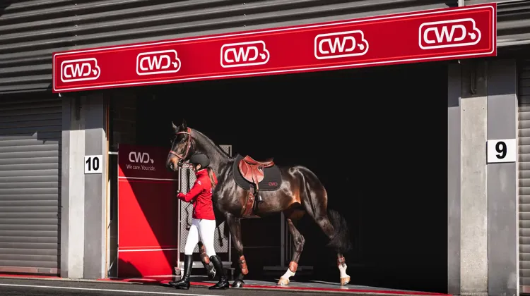 Lancée il y a un peu moins d’un an, CWD lance une campagne de communication liant équitation et Formule 1 – “Driven by Precision, Built for Victory” 