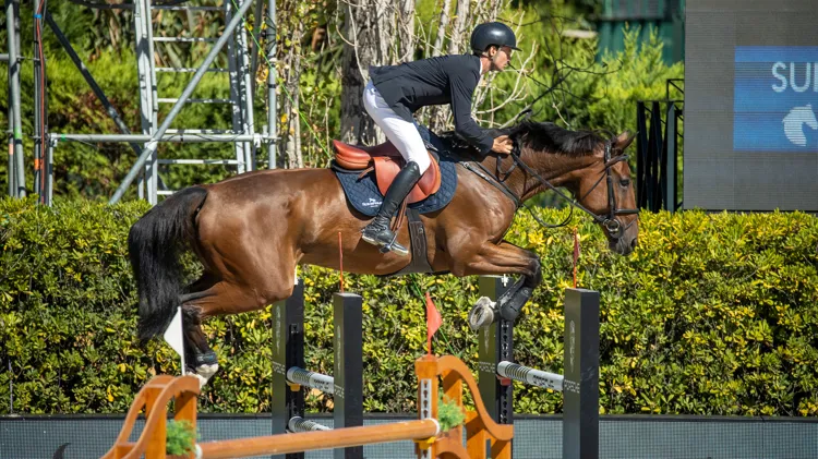 Double Jeu d’Honvault springt naar tweede plaats in 1m55