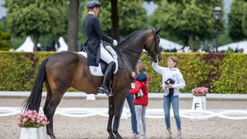 Les filles de François Kasselmann sont ici aux côtés de Frederic Wandres et sa monture olympique, Bluetooth. 