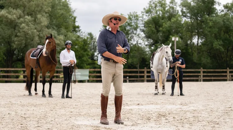 À travers ses stages, Andy Booth accompagne cavaliers et enseignants dans la compréhension du comportement de leurs chevaux, à pied comme en selle.