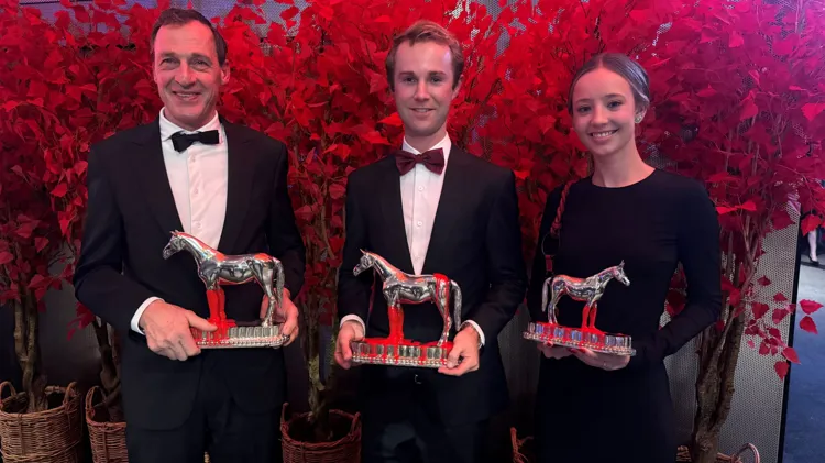 Gilles thomas met zijn drie Awards in het gezelschap van Joris Van Dyck (eigenaar Ermitage Kalone) en zijn partner Claire Putters
