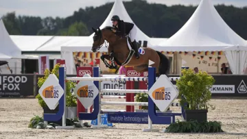 Elona Rousselle et Liberty D signent un sans-faute dans la deuxième manche des championnats d’Europe Jeunes Cavaliers.