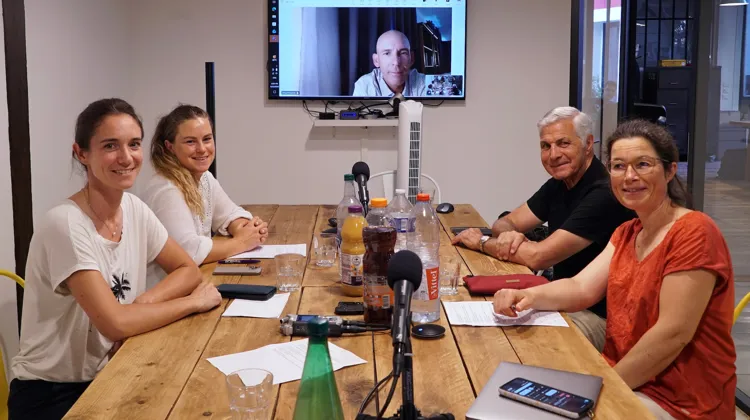 Le 22 juin, la rédaction de GRANDPRIX a accueilli dans ses locaux (de gauche à droite) Caroline Godin, Astrid Pamart, Thierry Pomel et Eva van Avermaet, tandis que Benjamin Aillaud a suivi la discussion en visioconférence.