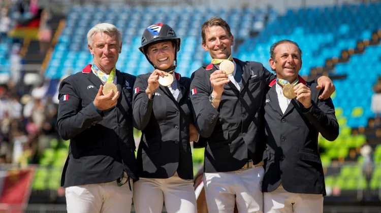 Au terme d’un concours par équipes de toute beauté, la France est redevenue championne olympique de saut d’obstacles. Philippe Rozier, Kevin Staut, Roger-Yves Bost et Pénélope Leprevost ont décroché une médaille d’or quasiment inespérée après toutes les péripéties qu’ils ont vécues depuis leur arrivée à Rio. Les États-Unis ont arraché l’argent à trois, et l’Allemagne le bronze au terme d’un barrage remporté face au Canada.