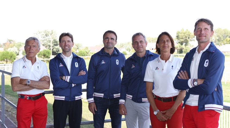 Henk Nooren entouré de son équipe olympique, Simon Delestre, Olivier Perreau, Julien Épaillard et Kevin Staut, ainsi que Sophie Dubourg, directrice technique nationale.