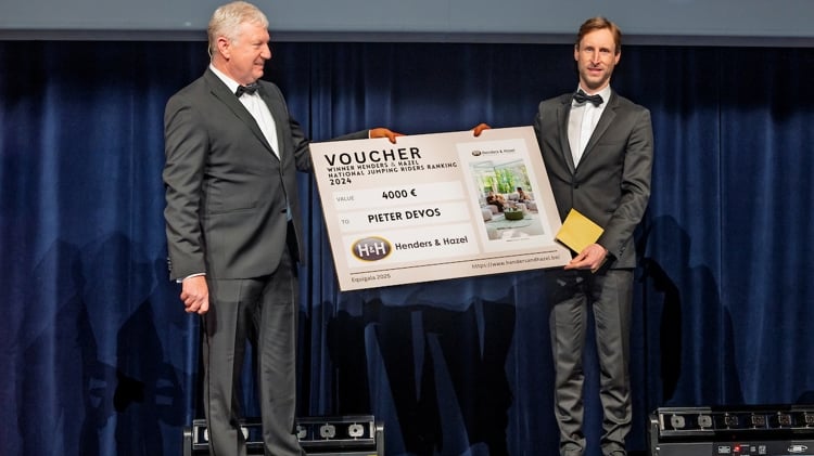 Pieter Devos mocht de cheque in ontvangst nemen als eindwinnaar