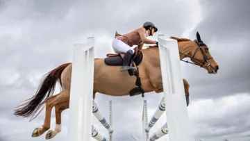 Choisir son pantalon de concours, c’est allier technicité, confort et performance : les essentiels pour ne rien laisser au hasard en piste.