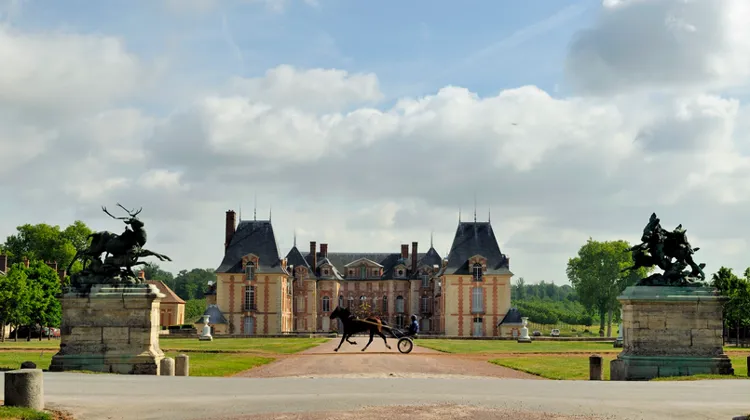 Le domaine de Grosbois, haut lieu du trot français, conjugue patrimoine historique et excellence équestre depuis plus de huit siècles.