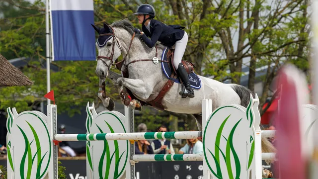 Julie Van Hollebeke heeft de 1m25 WVUR Grote Prijs gewonnen met Cytana.