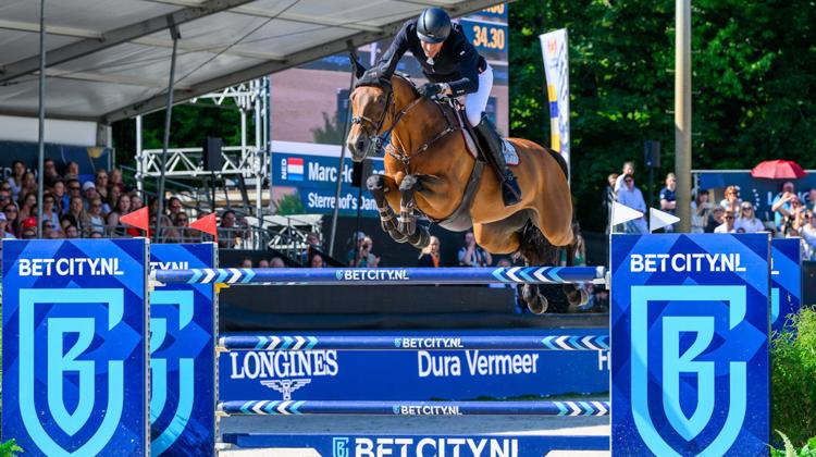 Marc Houtzager et Sterrehof’s Dante en chemin pour la victoire. 