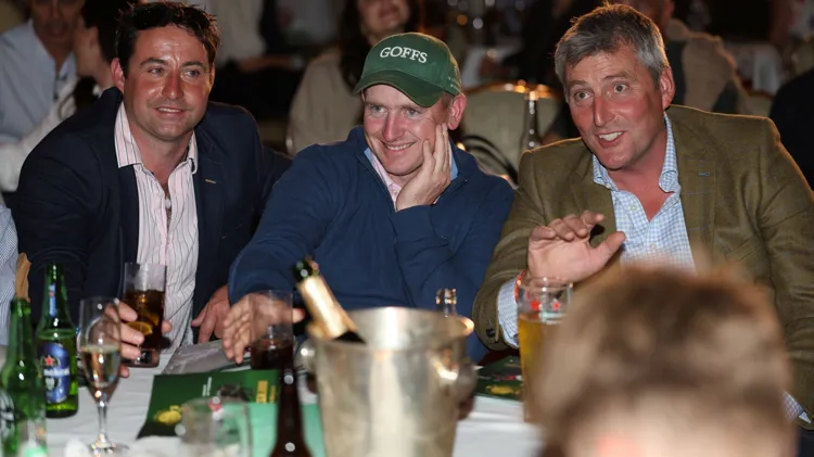 James Doyle (links) en Donnchadh Doyle (midden) keren elk jaar terug naar de Flanders Embryo Auction en kochten onder andere de volle broer of zus van Picobello van ’t Roosakker voor 71.000 euro.