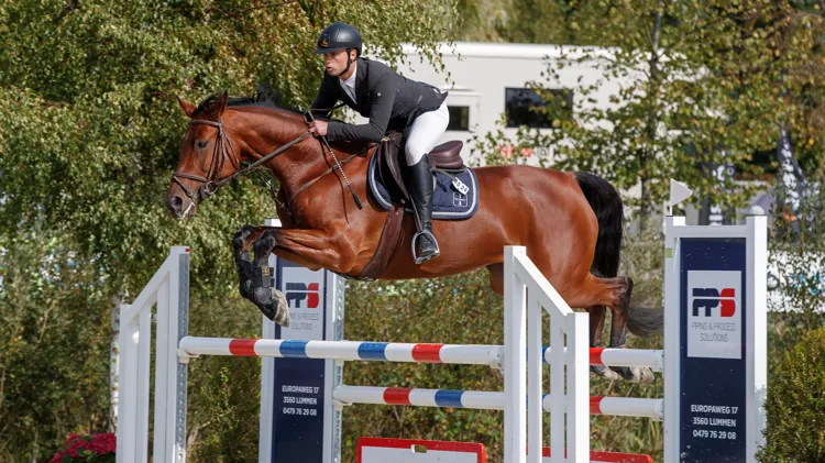 Cedric De Vleeschauwer wint goud in de springklasse Zwaar