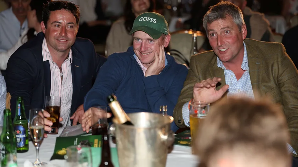 James Doyle (links) en Donnchadh Doyle (midden) keren elk jaar terug naar de Flanders Embryo Auction en kochten onder andere de volle broer of zus van Picobello van ’t Roosakker voor 71.000 euro.