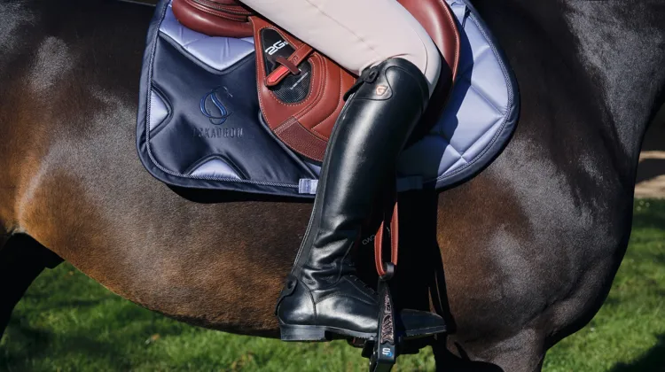 À cheval, une botte bien ajustée doit maintenir la jambe sans entraver la mobilité de la cheville.