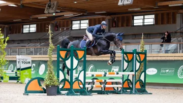 Au Pôle hippique de Saint-Lô, le circuit NEW TOUR, organisé par Cheval Normandie, alliera compétition Hunter et journée dédiée à la sécurité et à la santé autour du cheval.