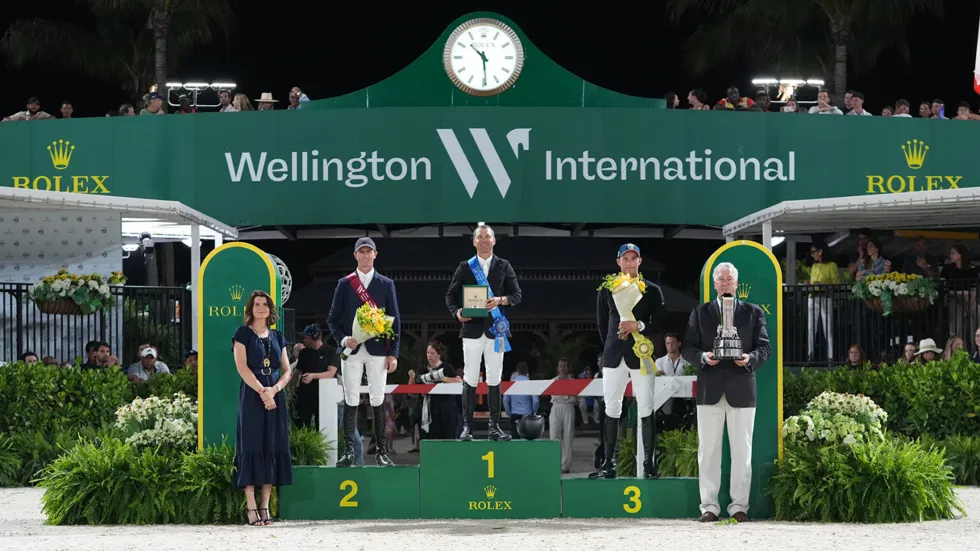 Wereldnummer 2 Farrington schittert onder de lichten van Wellington