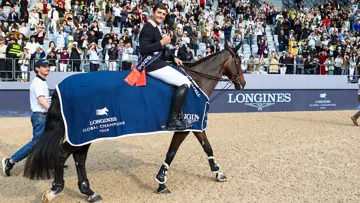 En selle sur sa fidèle Katanga van het Dingeshof, le Belge a signé le double sans-faute le plus rapide. 