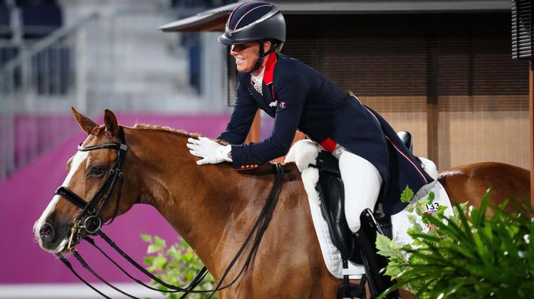 Charlotte Dujardin, heureuse de la prestation de son petit Gio aux Jeux olympiques de Tokyo.