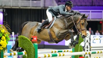 Julien Épaillard en selle sur Donatello d'Auge lors de la Coupe du monde Longines à Omaha, États-Unis, le 5 avril 2023