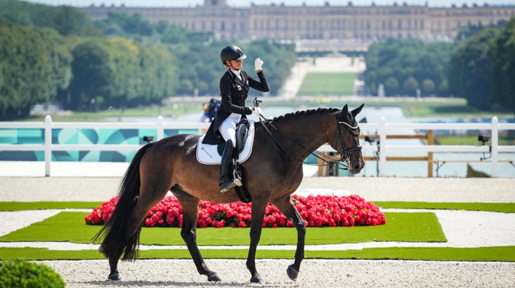 Avec le château de Versailles pour toile de fond, Jessica von Bredow-Werndl et Dalera BB ont de nouveau été sacrées championnes olympiques