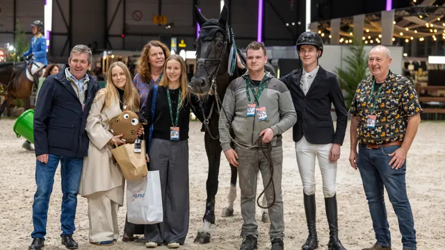 Thibeau Spits met zijn team en een fiere fokker