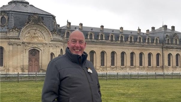 Michel Poncelet en visite sur la piste de Chantilly Classic, supervisant les ajustements nécessaires pour offrir un terrain de haute qualité.