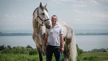 Du 7 au 11 décembre, Ken Balsiger, ici aux côtés d'héros du Roumaillard, participera pour la première fois au CSI 5* du CHI de Genève.