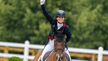 “So far, so good” pour Laura Collett et London 52, sur un nuage des nombreux nuages de Versailles. 