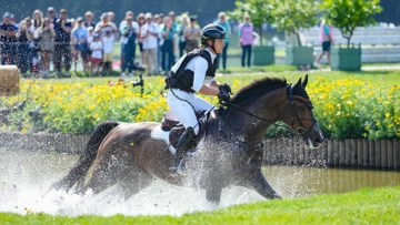 Julia Krajewski et Nickel 21 pendant le cross des Jeux olympiques de Paris 2024.