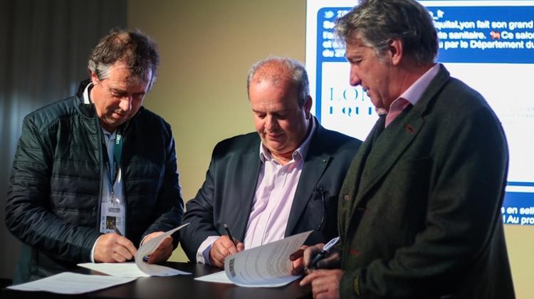 Michel Guiot, Pierre-Yves Pose et Thierry Trazic signent ici la charte pour le bien-être équin.