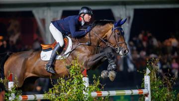 Ici photographiée au CSIO* de Bruxelles en août, Aralyn Blue a permis à Harry Charles de s’imposer hier dans l’épreuve majeure du jour à Stuttgart. 