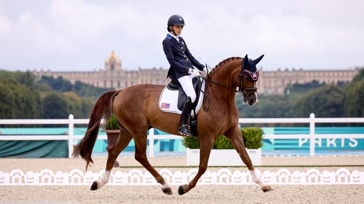 Pour les États-Unis, Fiona Howard et Diamond Dunes ont obtenu l’excellente note de 80% aujourd’hui à Versailles. 