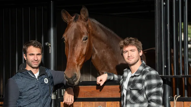 STRIDES est une plateforme qui met en relation les professionnels du cheval avec des prestataires indépendants (grooms, chauffeurs, palefreniers…), avec profils vérifiés et paiements sécurisés.