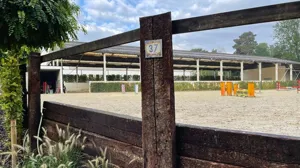 Deze eigendom biedt een unieke combinatie van wonen en paardenfaciliteiten, temidden van het Meerdaalbos zodat u lange wandelingen kan maken.