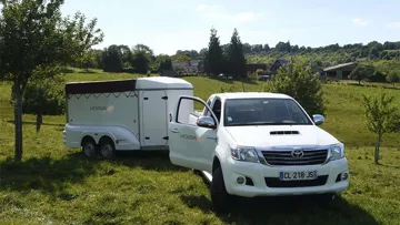 Horsia, service funéraire dédié aux chevaux, poneys et ânes, transforme l'adieu à l'animal en un accompagnement personnalisé et respectueux (transport adapté, crémation individuelle ou collective, objets-souvenirs), disponible dans toute la France sous 24 à 72h.