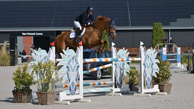 Leonie Peeters wint opnieuw de 1m35-rubriek met La Lou.