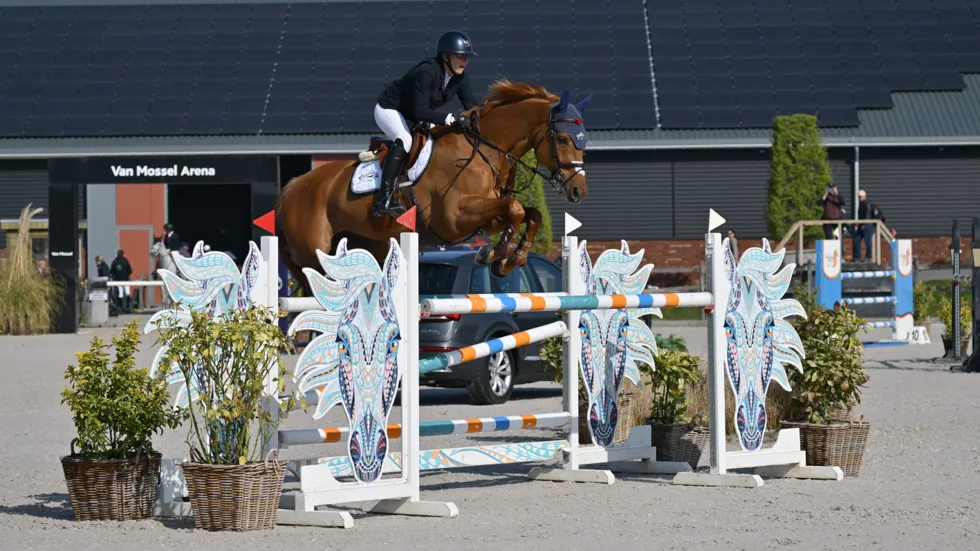 Leonie Peeters wint opnieuw de 1m35-rubriek met La Lou.