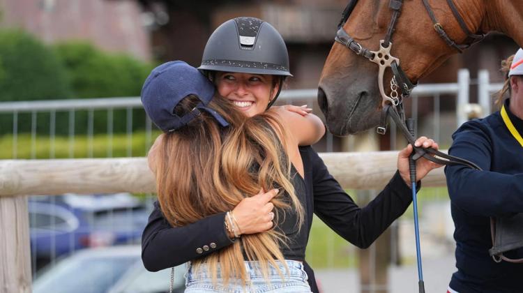 Toujours entourée de sa famille, la Savoyarde de vingt-trois ans a remporté son premier Grand Prix 3* à Megève.