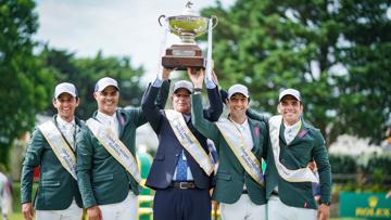 Rodrigo Pessoa, Yuri Mansur, Marlon Módolo Zanotelli et Stephan de Freitas Barcha entourent leur chef d’équipe Pedro Paulo Lacerda sur le podium.