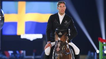 Henrik von Eckermann devant la bannière bleue à la croix jaune, qui a tant de fois été à l'honneur cette année.