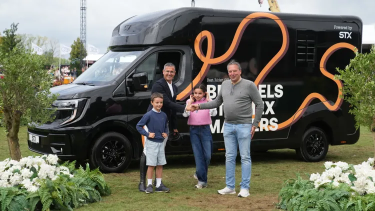Yves Vanderhasselt rijdt Brussels Stephex Masters uit met STX 2horse truck