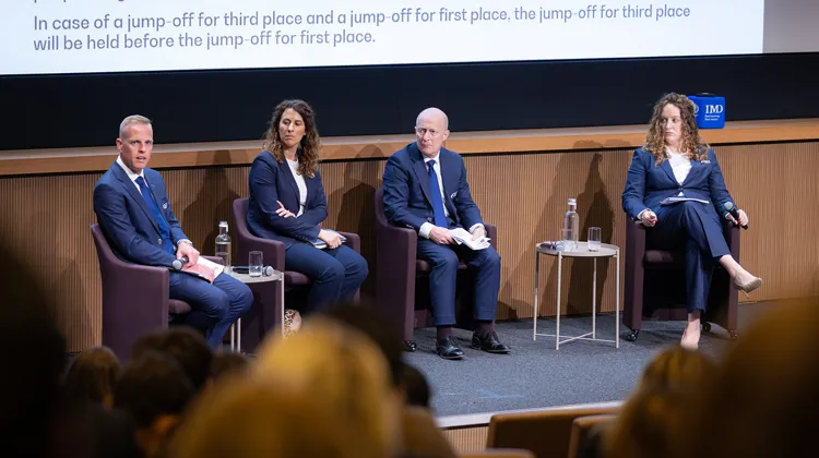 (De gauche à droite) Todd Hinde, directeur du saut d'obstacles à la FEI ; Molly Day, directrice du concours complet et de l'attelage ; Ronan Murphy, directeur du dressage, du para-dressage et de la voltige ; et Áine Power, directrice exécutive des sports et des Jeux à la FEI, ont participé en tant qu'intervenants à la session du Forum des Sports consacrée aux règlements olympiques et paralympiques pour Los Angeles 2028.