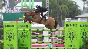 En s’imposant dans le Grand Prix CSI 4* de Wellington avec Carissimo 25, Aaron Vale s’est offert la victoire la plus importante de sa carrière. 