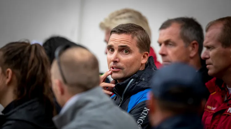 En 2025, le cavalier et entraîneur de dressage danois Andreas Helgstrand, condamné à un an de suspension à cause de méthodes d’entrainement abusives, a entamé une nouvelle collaboration avec la multimédaillée allemande Isabell Werth. 