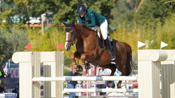 Ici au CSI 5* de Grimaud en 2021, Lara Tryba évolue sur la scène internationale depuis plusieurs années, notamment avec des chevaux issus de son élevage familial. Elle est ici en selle sur Vérone du Lerchenberg.